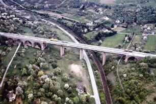 Kämpfelbachviadukt, Bebauung im Bereich der BAB. Blick in Richtung Nord.