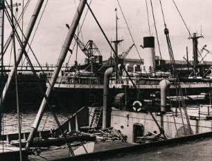Bremen. Dampfer liegen an den Kaimauern