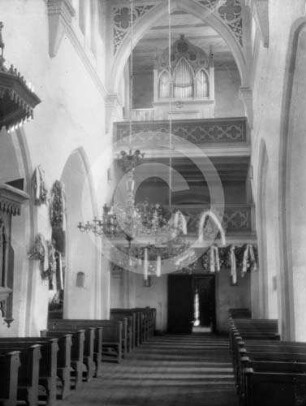 Mittelschiff der Kirche Urbs mit Blick auf Orgel