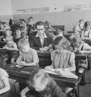 Berlin-Wilmersdorf. 3. Schule. Schulklasse beim Unterricht (Gestalten mit Plastillin)