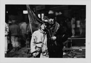 Der Grafiker Manfred Butzmann mit Frau Eva an einem der geöffneten Grenzübergänge