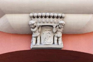 Erkerkonsole & Putten mit Monogramm des Bauherrn
