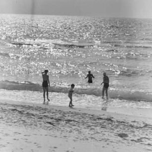 Personen in Bademode am Meer