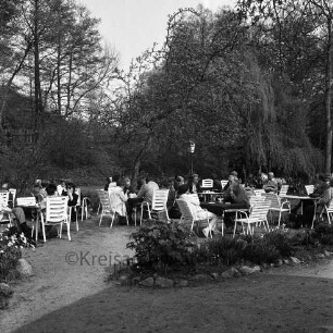 Kupfermühle: Garten des Ausflugslokals "Kupfermühle": Tische mit Gästen: dahinter Wald