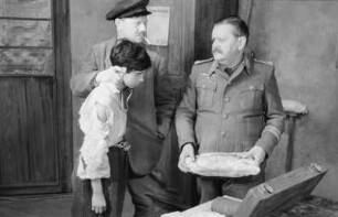 Szenenbilder aus dem Stück "Die Sonnenbrucks" von Leon Kruczkowski am Deutschen Theater Berlin : Szene mit Hans Stiebner als Hoppe (rechts)