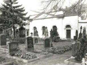Dresden-Neustadt. Innerer Neustädter Friedhof (1732 angelegt). Seitenfront der Parentationshalle (1799; Ch. T. Weinlig). und Grabmale