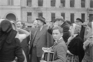 Sorbische Delegation bei Präsidenten der Republik Wilhelm Pieck in Berlin. Teilnehmer der Delegation mit Wilhelm Koenen. : Serbska delegacija na wopyće pola prezidenta Wilhelma Piecka w Berlinje. Wilhelm Koenen z wobdźělnikami delegacije.