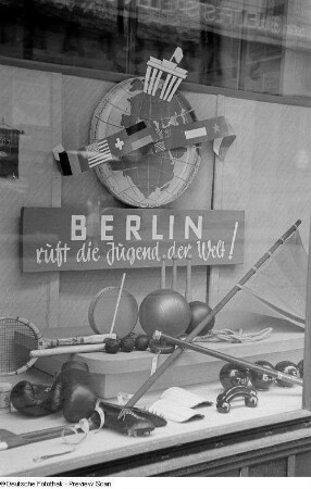 Schaufenster, dekoriert mit Werbung für die Weltfestspiele der Jugend und Studenten in Berlin