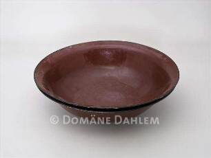 Zwei Emaille-Schüsseln