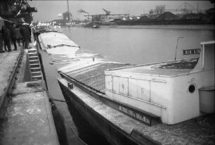 Auseinanderbrechen und Einsinken eines als Lagerschiff verankerten Güterschiffes im Mittelbecken des Karlsruher Rheinhafens