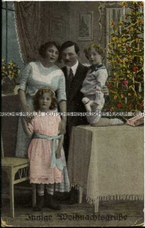 Weihnachtspostkarte, Familie am Weihnachtsbaum