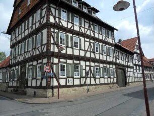 Stadtbild - Herrenhaus von 1671 in Fachwerk über Traufseite (Riegelbauweise mit überkragenden Geschoßen)