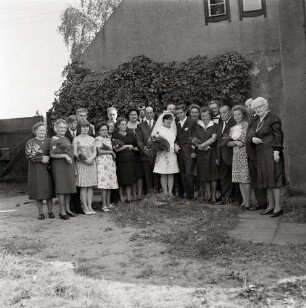 Fotografie der Hochzeitsgesellschaft von Hildegard und Siegfried Hermann "Am Weinlaub"