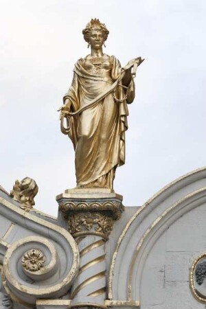 Brügger Freiamt & Brugse Vrije — Hauptfassade — Statue