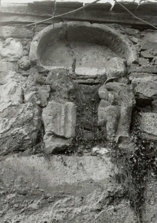 Reste zweier Figuren in einer Mauer