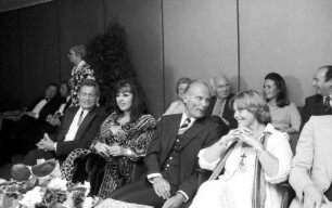 Freiburg: Kurbel, in der Loge mit Gina, Maria Schell und anderen