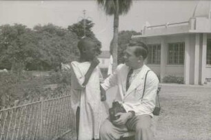 Reisefotos Haiti. Port-au-Prince. Der Fotograf Franz Grasser mit einem einheimischen Jungen