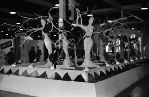 Keine Beschreibung [Ausstellungsfläche für Stoffe]