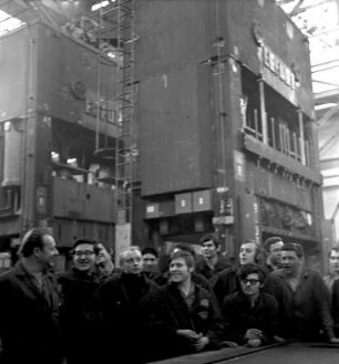 Gruppenbild von Mitarbeitern des VEB Umformtechnik Erfurt : Alternativer Firmenname VEB Pressen- und Scherenbau Henry Pels