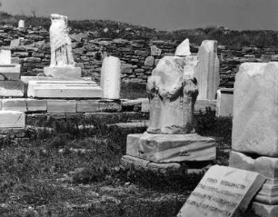 Delos. Klubhaus der Poseidoniasten (200ante/151ante). Rundaltar und Kultraum mit Statue der Roma