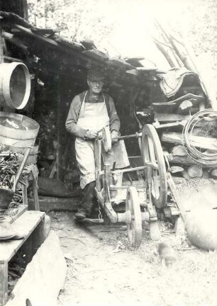 Schleifer im Spreewald : Handwerkstechniken - ambulantes Handwerk. Ort: Błóta / Spreewald. Schleifer mit seiner Schleifanlage
