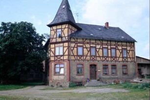 ehemaliges Rittergutsgebäude, teilweise Fachwerk, Erker mit Turm