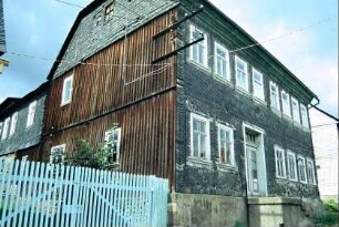 Haus, Traufseite mit Treppe, Giebel verbrettert