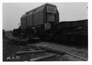Industrie-Kraftwerk. Tiefladewagen (Tragschnabelwagen) mit einem Umformer : Lauta (Niederlausitz). Industrie-Kraftwerk. Tiefladewagen (Tragschnabelwagen) mit einem Umformer