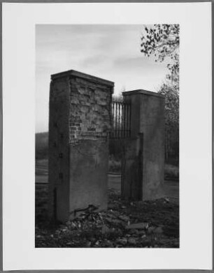 Eingang zum Deutschen Ausrüstungswerk, Buchenwald