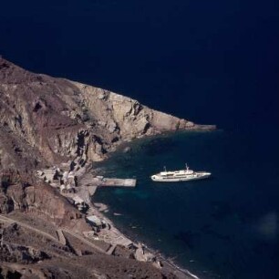 Thera = Santorini. Bimssteinhafen und Aufbereitungsanlagen unter der westlichen Steilküste. Kap Alonaki. Ag9