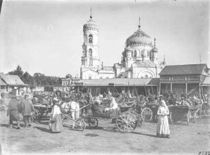 Russisch Orthodoxe Kirche : Russisch Orthodoxe Kirche in Barnaul. Im Vordergrund Pferdegespanne