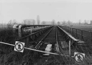 Eisenbahnbrücke zwischen Hafenweg und Messering, im Hintergrund links die ehemalige Bienertsche Hafenmühle