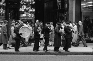 London : In London, Happy Wanderers on Oxford Street