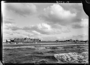 Niederlande, Scheveningen. Blick vom Meer auf die Stadt