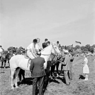 Sportveranstaltung: Pferdeleistungsschau: Turniergemeinschaft Stormarn-Süd mit Reit- und Fahrverein Trittau und Umgebung von 1922 e.V.: Ehrung einer Reiterstaffel