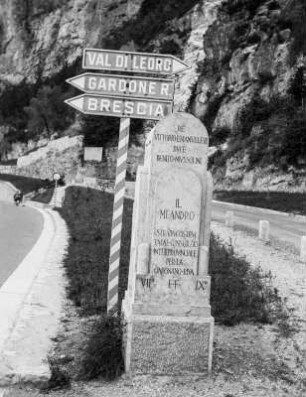 Gardasee, Straße mit Gedenkstein