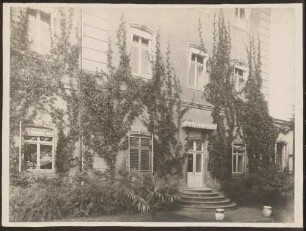 Schlosspartie mit Seiteneingang.