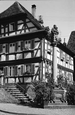 Amorbach: Fachwerkhaus mit Mariensäule