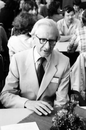 32. Tagung 1982 Physiker; Beim Studentenabend: am Tisch James E. Meade