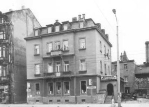 Dresden-Neustadt, Königsbrücker Straße 52. Wohnhaus mit Linden-Apotheke. Straßenansicht