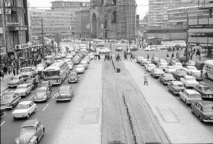 Berlin: Verkehr in der Tauentzienstraße; von der Brücke