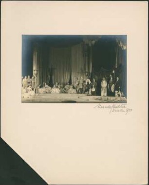 "Ein Sommernachtstraum" von William Shakespeare. Szenenbild mit Felix Steinböck als Demetrius, Antonia Dietrich als Helena, Grethe Volckmar als Hippolyta, Heinz Woester als Theseus, Adolf Wohlbrück als Lysander, Lotte Gruner als Hermia (alle liegend), Walther Kottenkamp als Prolog, Frank Ostwald als Löwe, Martin Hellberg als Wand, Paul Hoffmann als Thisbe, Friedrich Lindner als Pyramus und Tom Farecht als Mond. Zwischenspiel 5. Akt. Dresden: Schauspielhaus, 12.06.1930