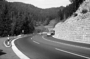 Triberg-Sommerau: B 33, im Vordertal, Kurve oberhalb des Tunnels (Bahn) bei Triberg-Sommerau