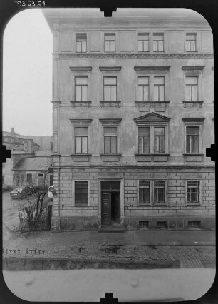 Dresden-Neustadt, Antonstraße 19/21. Doppelwohnhaus (1863). Seitenansicht (Nr. 19) mit Hauseingang von Osten