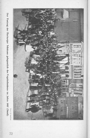 Der Festzug der Harburger Schützen gelegentlich des Vogelschießens im Jahre 1887 (Sand).