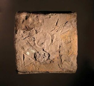 Einstufiges quadratisches Gewicht (attischer Standard, Einminenstück) mit griechischer Inschrift (ΔΙΟΣ und zusätzlichem Chi)