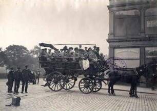 Edinburgh, St. David Street (Schottland). Touristen der Hapag in einer vierspännigen Kutsche bei einer Wagenfahrt durch die Stadt