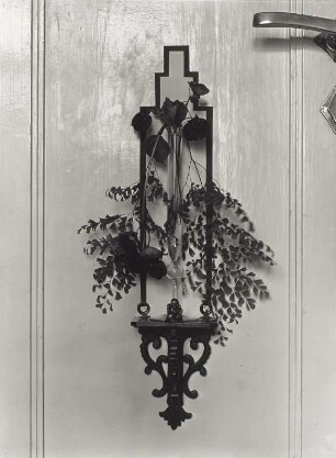 Konsole : Konsole auf einem Türfeld, dekoriert mit Blumenarrangement in Glasflötenvase und ostasiatischem Tonfigürchen