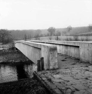 Trave: Spannbetonbrücke für Fußgänger und Viehtrieb: hinten Kneeden