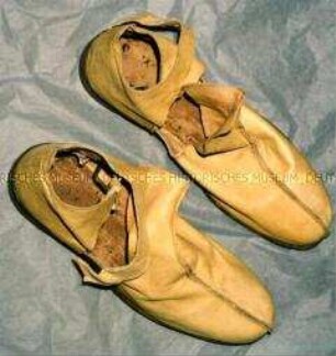 Schuhe - Kleidung eines Musketiers, Nachbildung (Wams, Weste, Unterhose, Pluderhose, Paar Stulpen, Tasche, Hut, zwei Paar Schuhe)